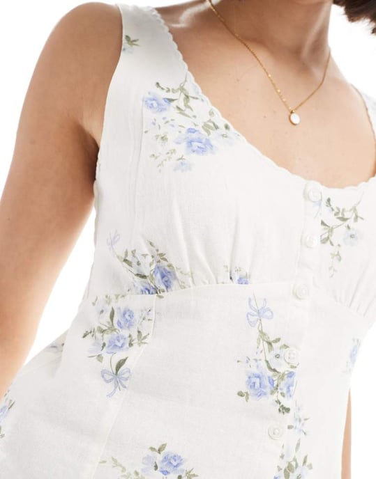 Hollister linneväst med låg halsringning och knappar i blått blommönster - Image 4