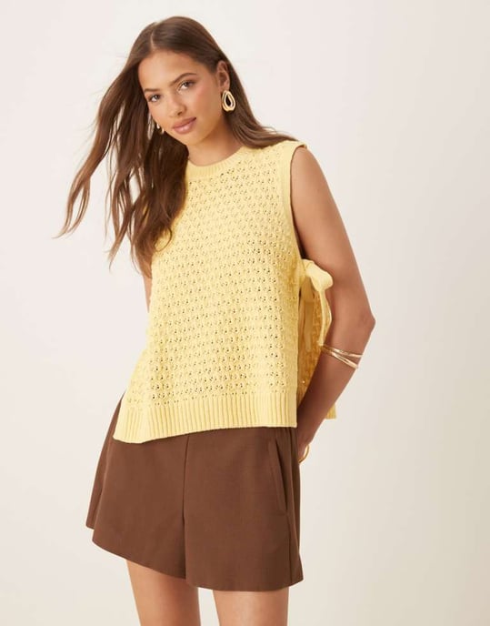 ASOS DESIGN virkad stickad tabard väst med knytningar i sidan i smörkräm - Image 1
