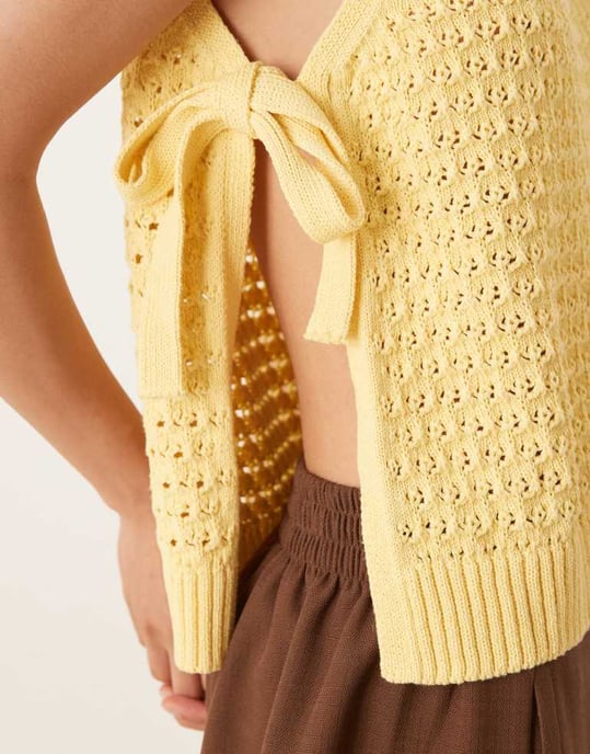 ASOS DESIGN virkad stickad tabard väst med knytningar i sidan i smörkräm - Image 2
