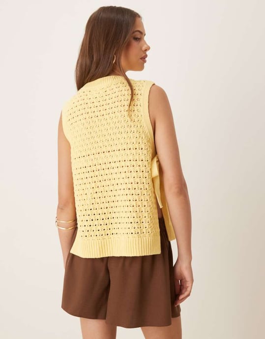 ASOS DESIGN virkad stickad tabard väst med knytningar i sidan i smörkräm - Image 3