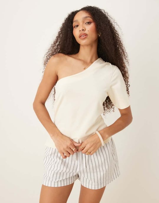 ASOS DESIGN topp med en axel och rynkad midja i krämfärgad - Image 1