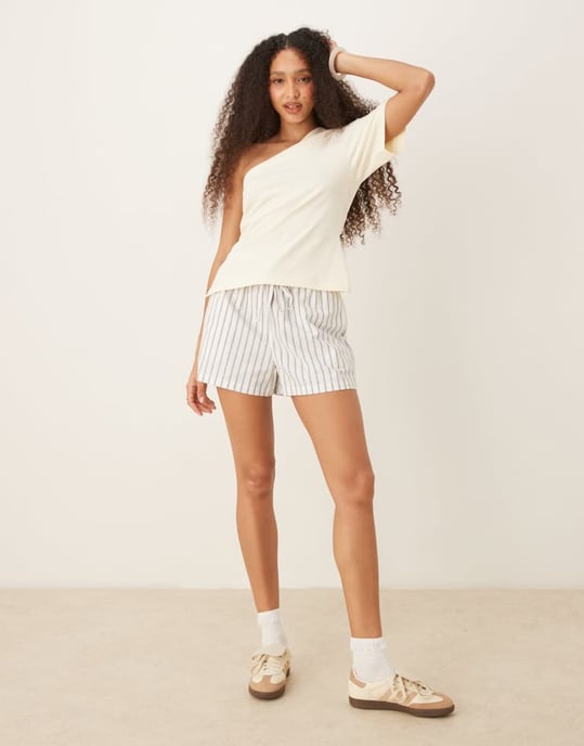 ASOS DESIGN topp med en axel och rynkad midja i krämfärgad - Image 2