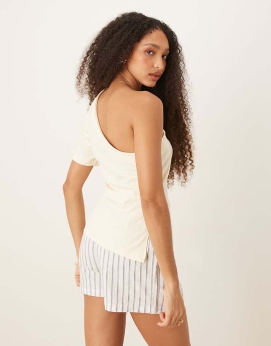 ASOS DESIGN topp med en axel och rynkad midja i krämfärgad - Image 3