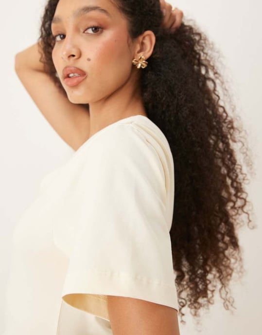 ASOS DESIGN topp med en axel och rynkad midja i krämfärgad - Image 4