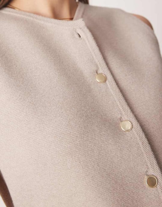 Abercrombie & Fitch högkrage knapplång stickad väst i taupe - Image 2