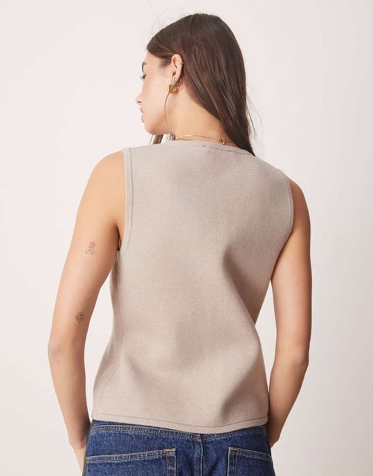 Abercrombie & Fitch högkrage knapplång stickad väst i taupe - Image 4
