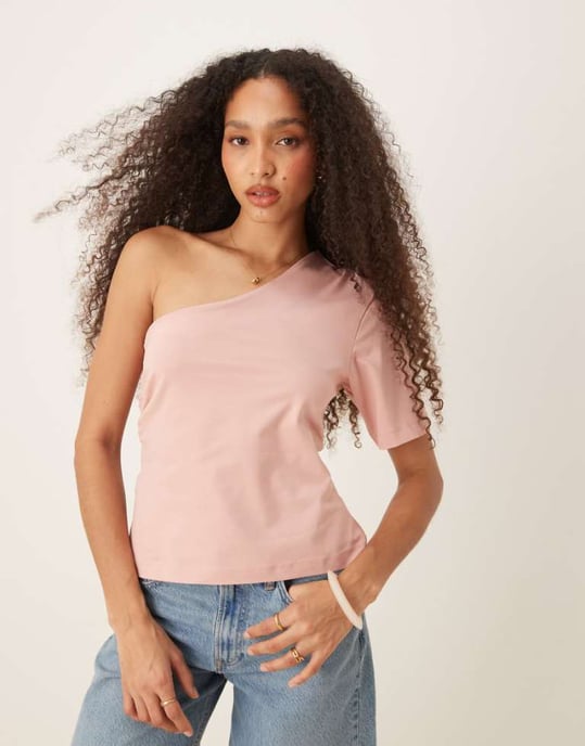 ASOS DESIGN topp med en axel och rynkad midja i stoftrosa - Image 1