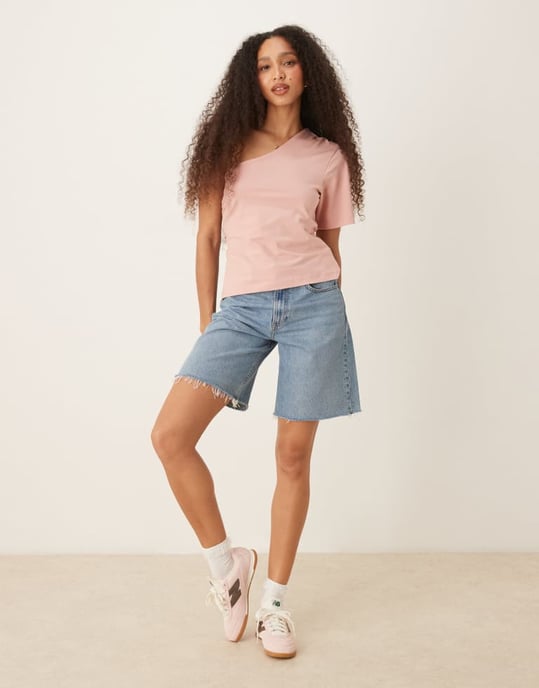 ASOS DESIGN topp med en axel och rynkad midja i stoftrosa - Image 2