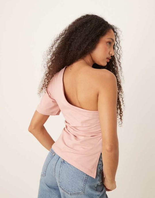 ASOS DESIGN topp med en axel och rynkad midja i stoftrosa - Image 3