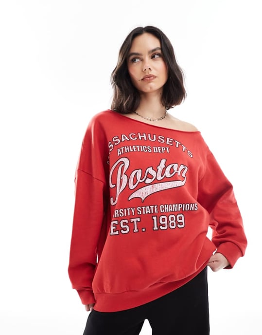 ASOS DESIGN Off shoulder sweatshirt med Boston-grafik i rött - Image 1