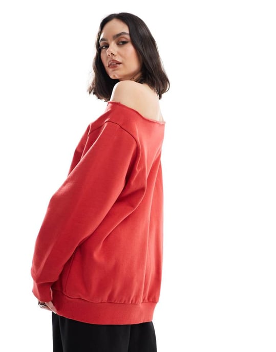 ASOS DESIGN Off shoulder sweatshirt med Boston-grafik i rött - Image 2