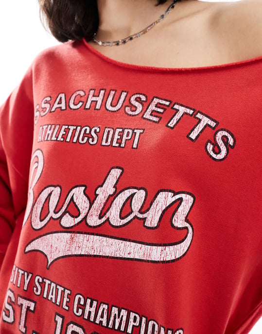 ASOS DESIGN Off shoulder sweatshirt med Boston-grafik i rött - Image 3