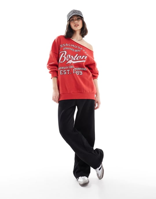 ASOS DESIGN Off shoulder sweatshirt med Boston-grafik i rött - Image 4