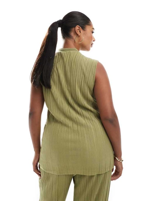 Vero Moda Curve plisserad ärmlös topp i khaki - Image 2