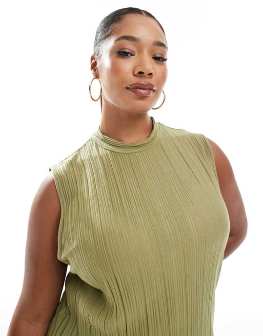 Vero Moda Curve plisserad ärmlös topp i khaki - Image 3