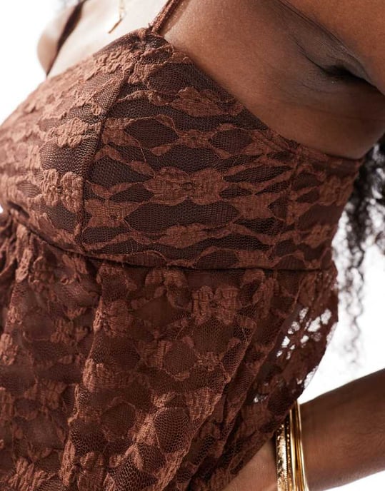 Miss Selfridge spets satinbanddetalj peplum cami topp i choklad - Image 3
