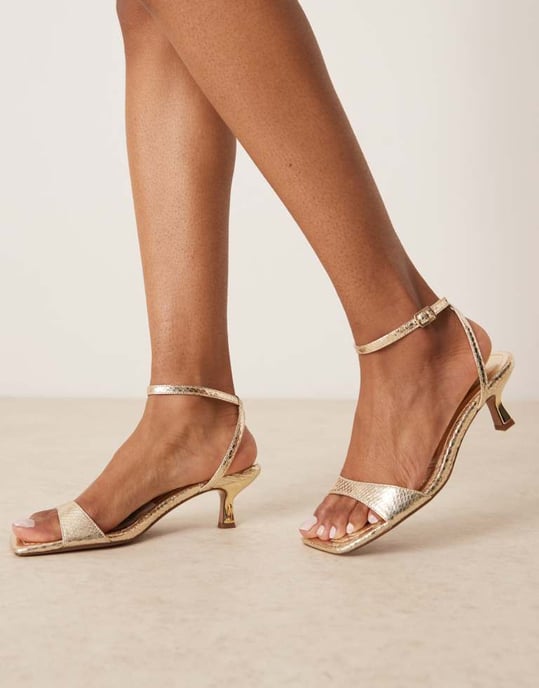 ASOS DESIGN Heart Throb nästan osynliga kitten heel sandaler i guld - Image 4