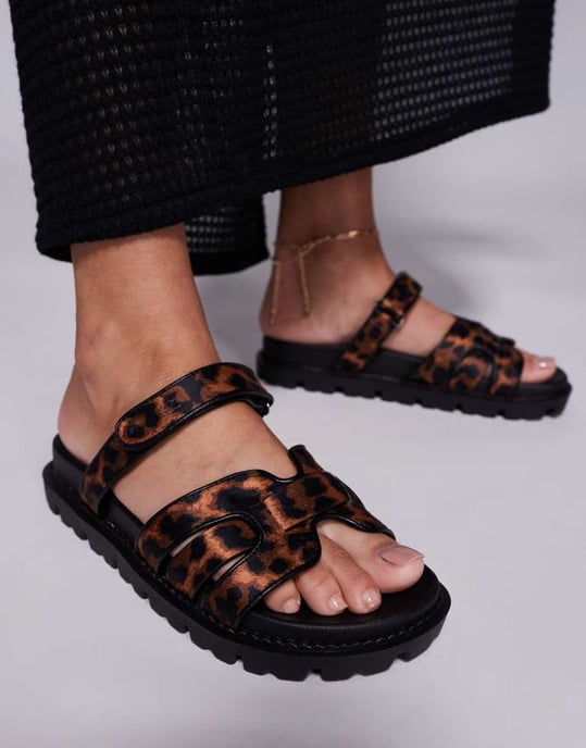 Simmi London Adelle snörade platta sandaler i leopard - Image 3