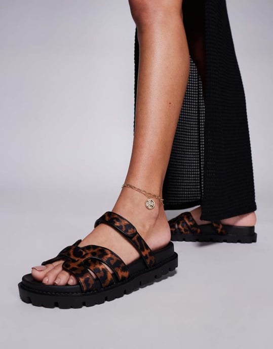 Simmi London Adelle snörade platta sandaler i leopard - Image 4