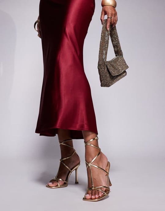 ASOS DESIGN Bred Passform Nobel burformade högklackade sandaler i guld - Image 4