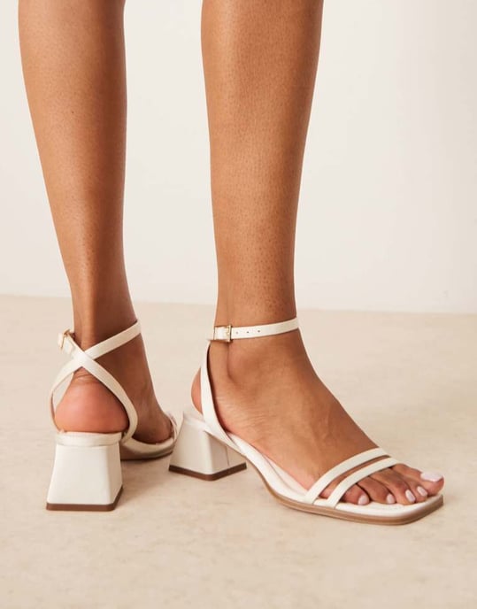 ASOS DESIGN Vid passform Honeydew mid block-hälar sandaler i elfenben - Image 3