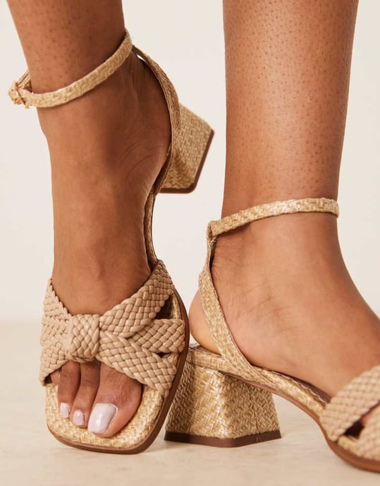 ASOS DESIGN Kolibrivävd detalj mid block häl sandaler i sten - Image 3