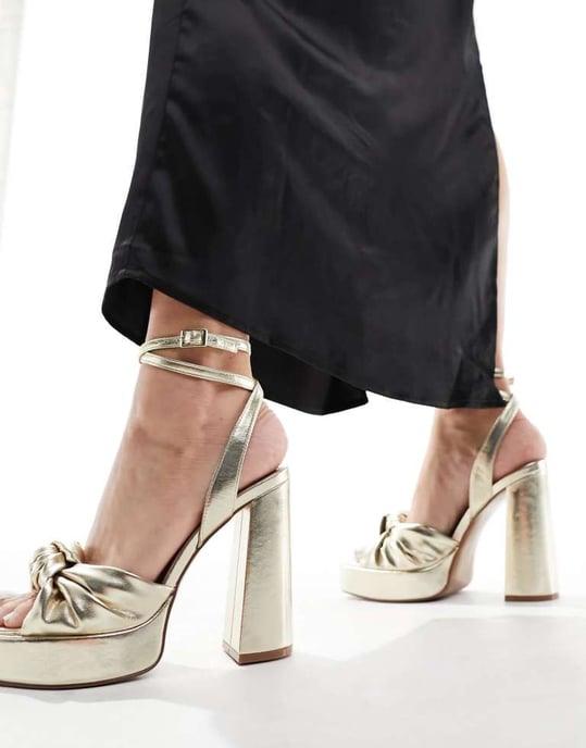 ASOS DESIGN Bred passform Nikita knutna plattform klacksandaler i guld - Image 3