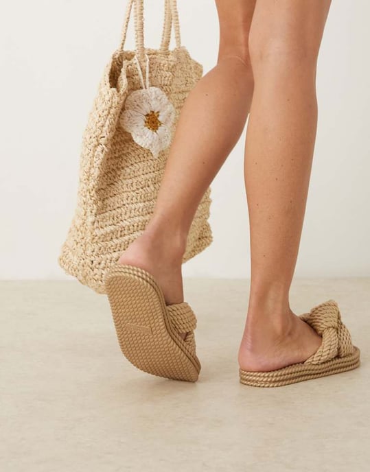 ASOS DESIGN Josie chunky knutjellytoffel sandaler i guld - Image 4
