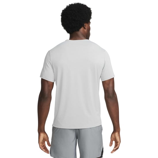 Nike Heren T-shirt Miler met Swoosh en reflecterende details (Grijze Mist) - Image 2