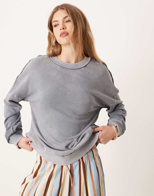 ASOS DESIGN exponerad söm borstad twist-back sweatshirt i tvättad blå - Image 1
