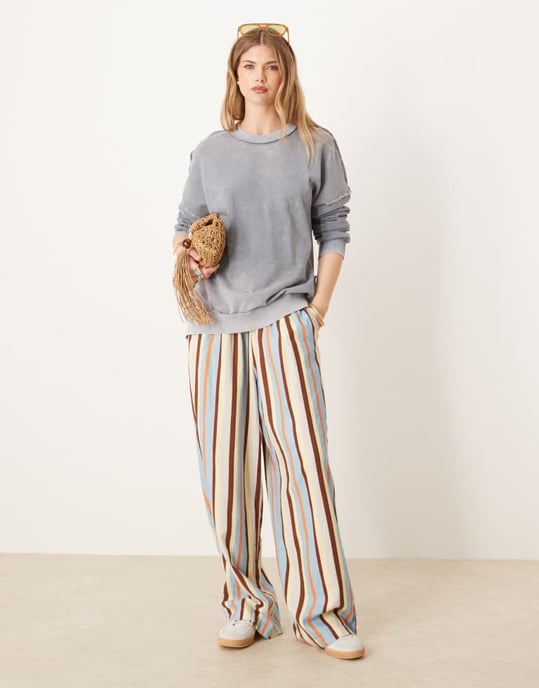 ASOS DESIGN exponerad söm borstad twist-back sweatshirt i tvättad blå - Image 3