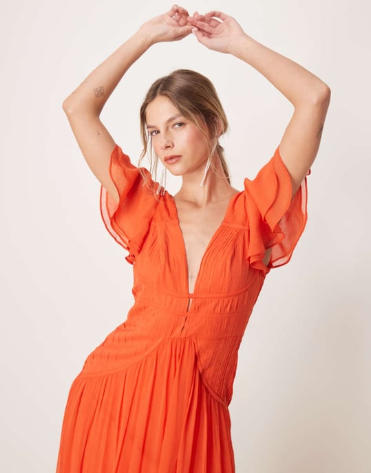 ASOS DESIGN maxikjol med volangärmar och rynkade detaljer i kryddigt röd med asymmetrisk fåll - Image 2