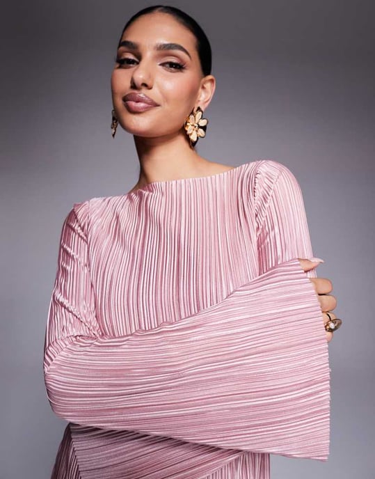 ASOS DESIGN maxi klänning med låg rygg och plisserade detaljer samt änglavingar i ljus rosa - Image 2