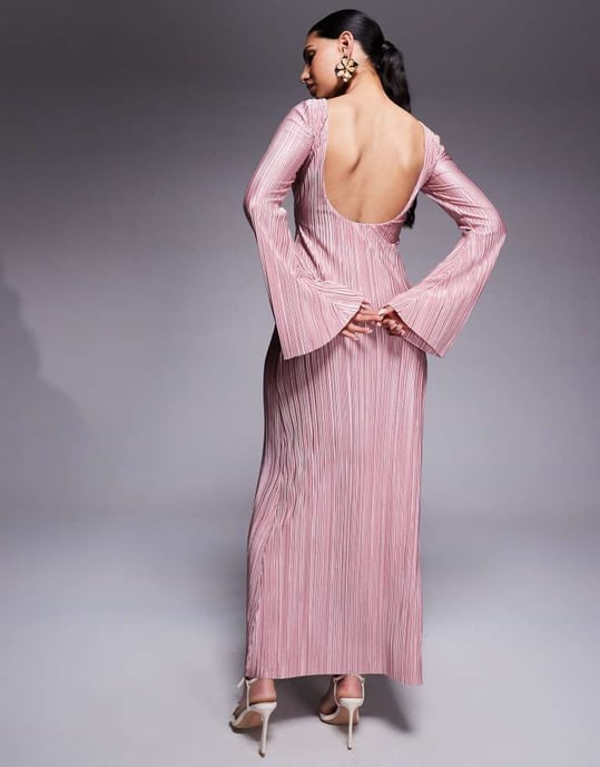 ASOS DESIGN maxi klänning med låg rygg och plisserade detaljer samt änglavingar i ljus rosa - Image 4