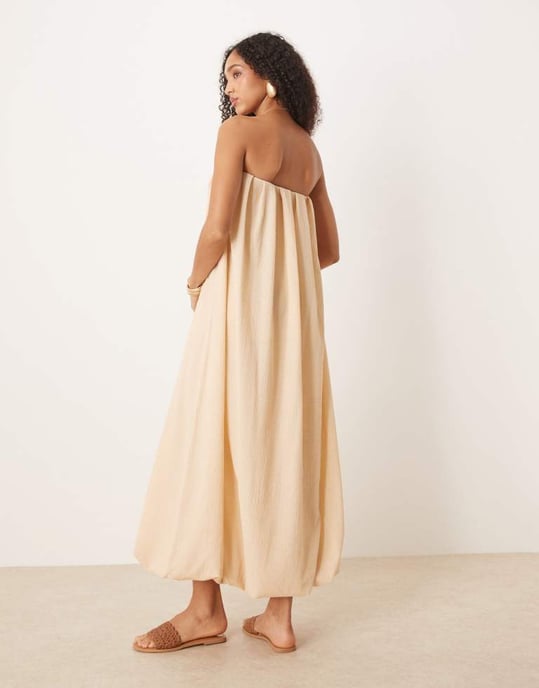 ASOS DESIGN bandeau maxi-klänning med bubbelkjol i neutral färg - Image 4