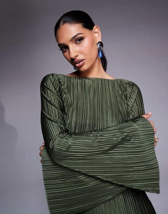 ASOS DESIGN maxiklänning med låg rygg och plissering samt änglavingar i mjuk khaki - Image 2