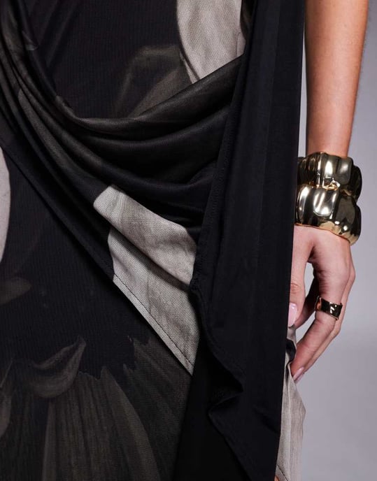 ASOS DESIGN asymmetrisk halsringning maxiklänning med spliced drapering i överdimensionerat blommönster - Image 3