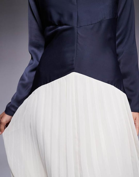 ASOS DESIGN färgglad blockad nederdel med sänkt midja och plisserad maxiklänning i marinblå och krämfärgad - Image 2