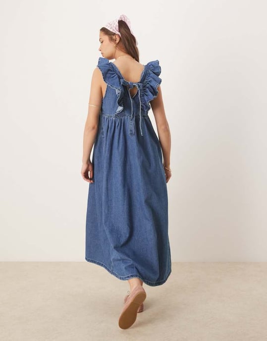 ASOS DESIGN denimsmock maxiklänning med rosett bak i ljusblå tvättning - Image 4