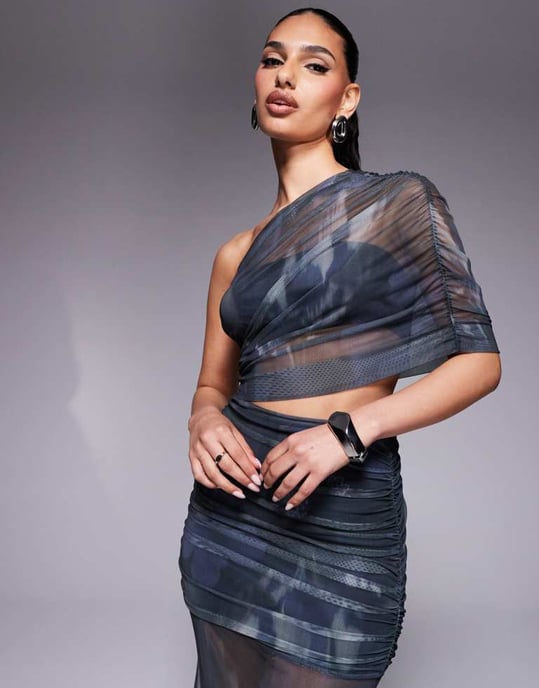 ASOS DESIGN axelbandslös maxikjol med rynkad bodice och genomskinlig kjol i suddig tryck - Image 3