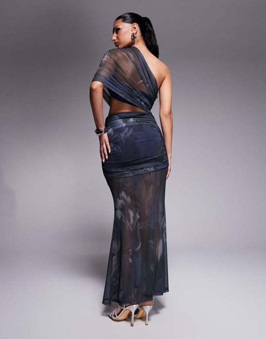 ASOS DESIGN axelbandslös maxikjol med rynkad bodice och genomskinlig kjol i suddig tryck - Image 4