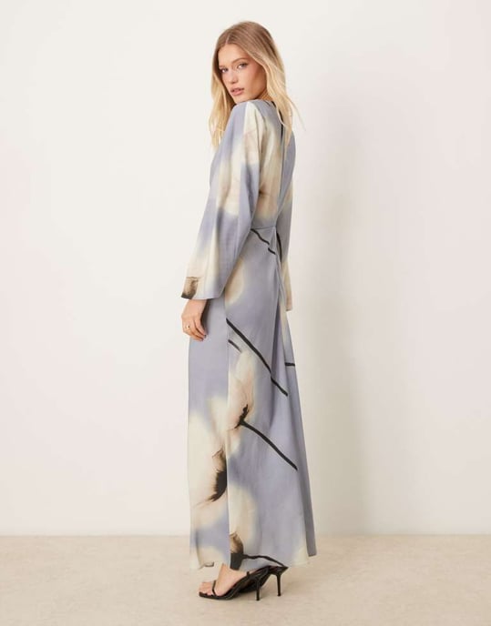 ASOS DESIGN långärmad klänning med infällt midja och snedskärning i blått blommönster - Image 3