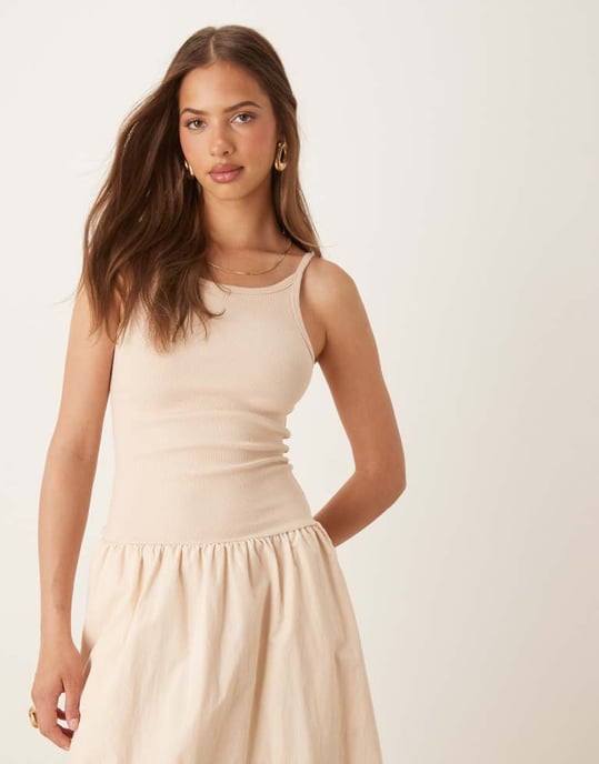 SNDYS drop waist cami maxiklänning i krämfärgad - Image 3