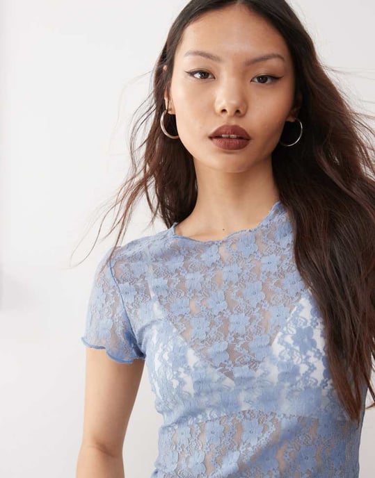 Amy Lynn genomskinlig spetsblommig t-shirt i stoftblå - Image 2