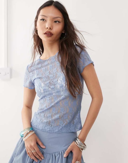 Amy Lynn genomskinlig spetsblommig t-shirt i stoftblå - Image 3
