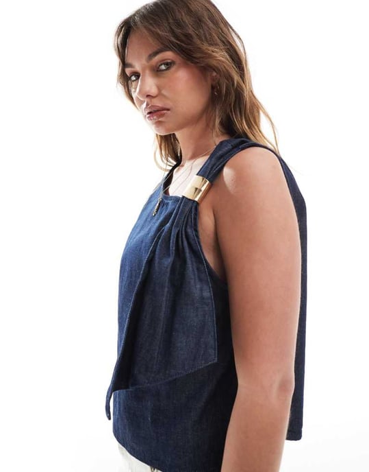 ASOS DESIGN denimtop med asymmetrisk hals och guldhardware - Image 2