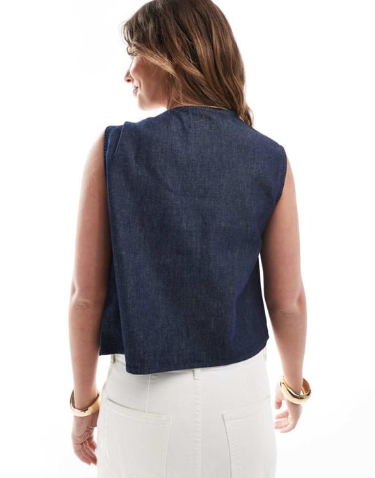 ASOS DESIGN denimtop med asymmetrisk hals och guldhardware - Image 3