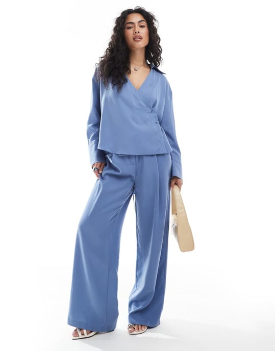 ASOS DESIGN lyocell-wrap skjorta med knytning i blått set - Image 2