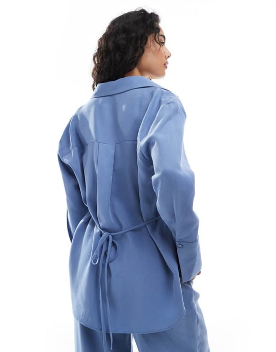 ASOS DESIGN lyocell-wrap skjorta med knytning i blått set - Image 4