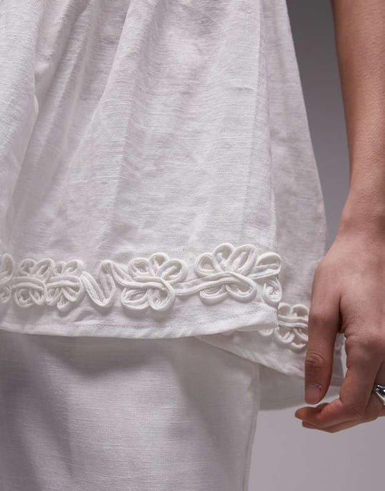 SNDYS linneblandning rynkad bandeau långärmad topp med blommor i vitt - Image 4
